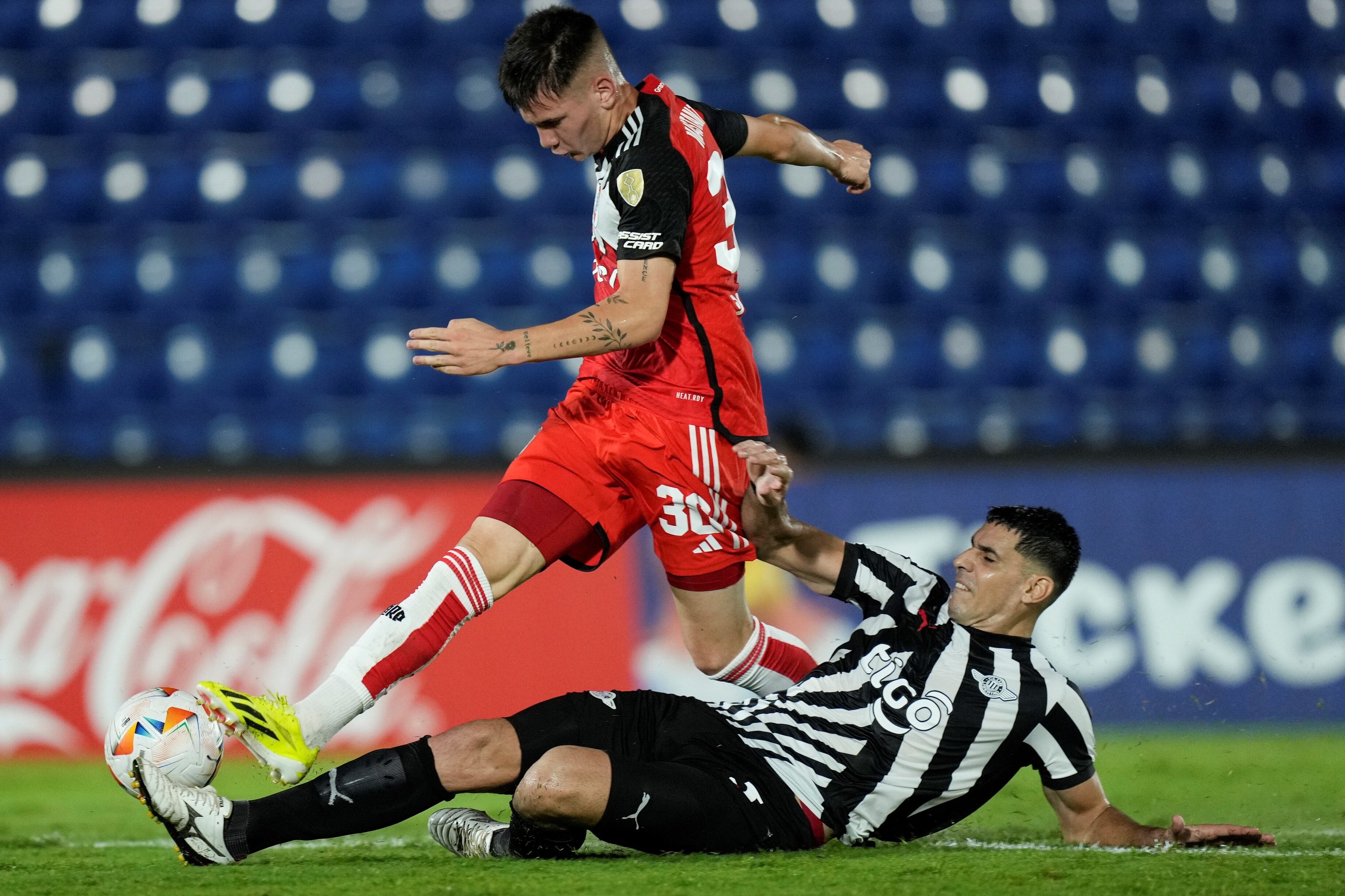 Mastantuono metió magia en el 2-1 de River, como visitante, sobre Libertad de Paraguay, por Copa Libertadores. (AP)