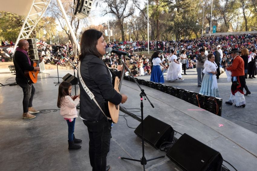 
¡Viva la Patria! El baile y la música estuvo presente en la fiesta desde temprano y durante toda la jornada. | Gustavo Rogé / Los Andes
   