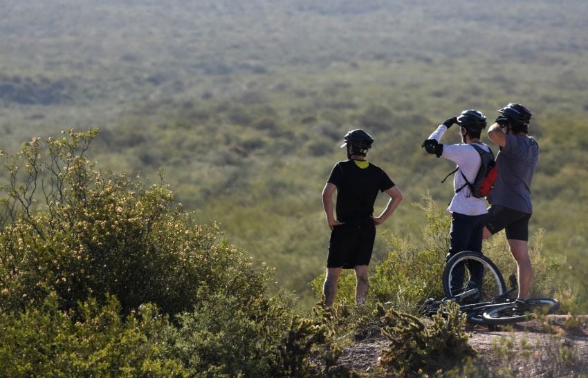 
Ocio y deporte. Muchos se entrenan en el pedemonte pero otros sólo aprovechan el paseo. | Gustavo Rogé / Los Andes
   