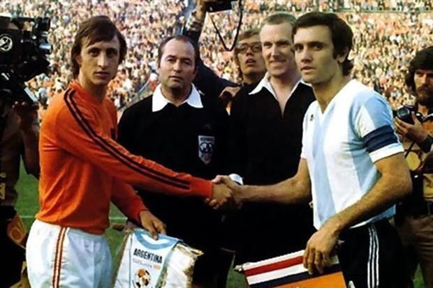 Un rebelde. Johan Cruyff, con la camiseta de las dos tiras, saludando al capitán argentino Roberto Perfumo, antes de la goleada. Un par de meses antes del Mundial, Holanda también le hizo cuatro a la Argentina. Se revirtió en la final de 1978 pero claro, ya no estaba Cruyff, quien desistió de venir al país en parte por estar en contra de la Dictadura Militar