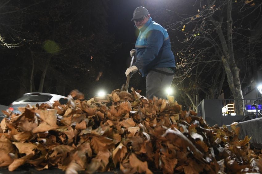 
Un empleado municipal limpia un sector del Centro.  | José Gutiérrez / Los Andes
   