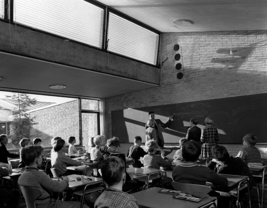 
    Escuela Munkegards (Dinamarca, 1951-58) de Arne Jacobsen.
   