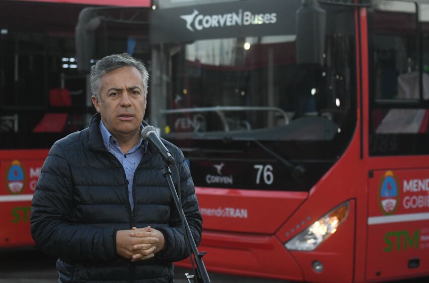 
El gobernador Alfredo Cornejo en la Sociedad de Transporte de Menodza. | Foto: José Gutiérrez/ Los Andes
   