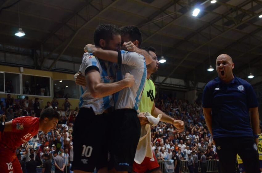 
El Chelo de la gente. Misiones deliró con cada pisada del mendocino. Koltes y Grasso, ídolos. | Gentileza
   