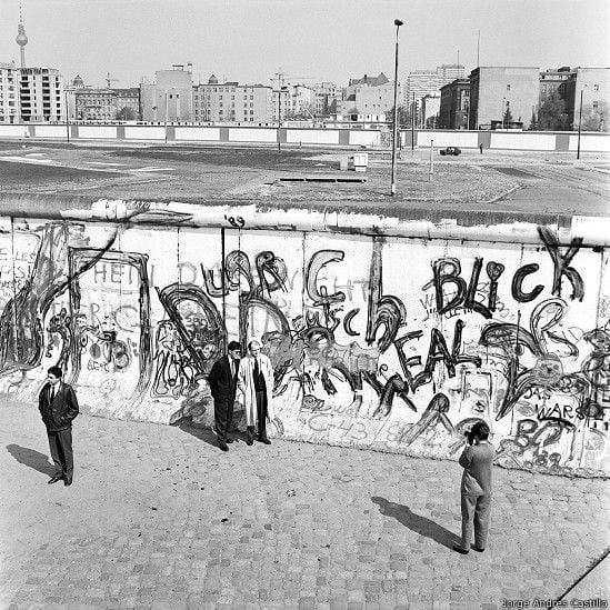 Muestra "Fisuras latentes", del fotógrafo venezolano Jorge Andrés Castillo, retrata la vida de los dos lados del muro de Berlín (Web)