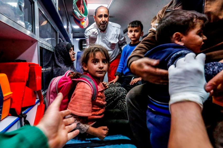 
Una familia palestina espera ser asistida en una ambulancia ubicada afuera del hos´pital en Beit Lahia. | AFP
   