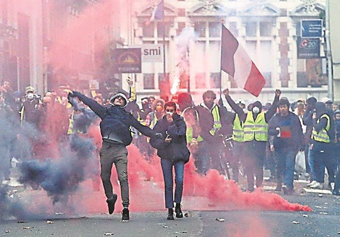 
Ya van ocho sábados consecutivos que los manifestantes desfilan por varias ciudades francesas. Ayer fueron 25 mil. | AP
   