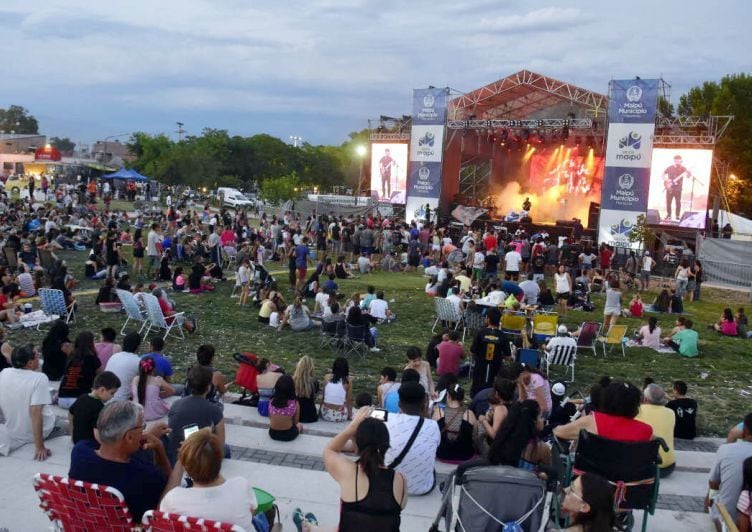 
El paseo. El público pudo disfrutar de la música y la comida de los food trucks en Luzuriaga. | Diego Parés / Los Andes
   