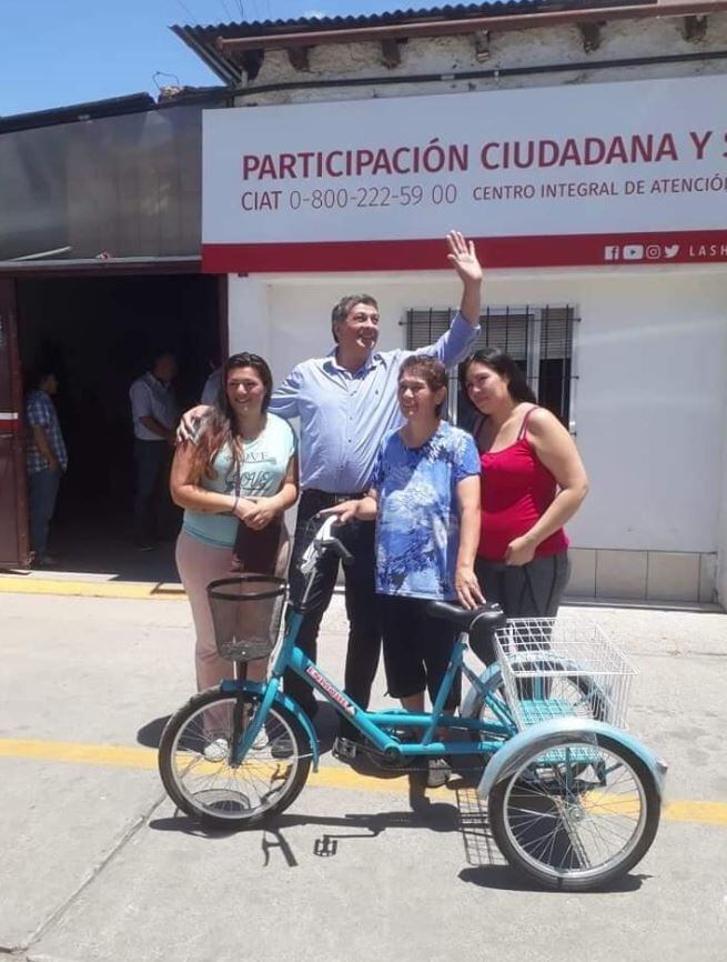 
    El intendente de Las Heras, Daniel Orozco, le entregó a Miryam su bici nueva. / gentileza
   