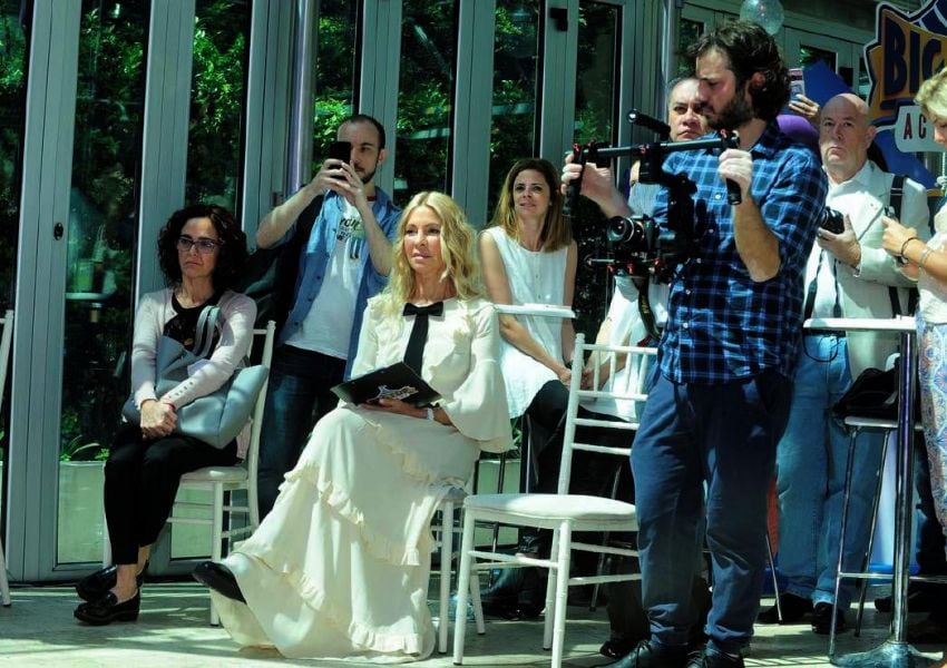 
    Blanca e iluminada. Cris Morena en la presentación de la serie en Buenos Aires.
   