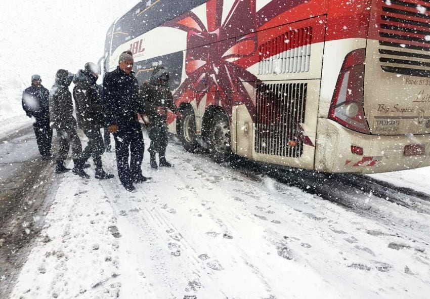 
Personal de Gendarmería debió trasladar a los pasajeros de un ómnibus que se dirigía de Chile a Brasil y quedó varado por la nieve en alta montaña. | Gentileza
   