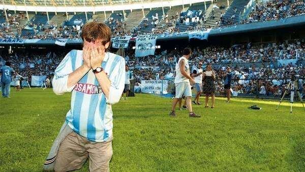 
    Una postal para no olvidar: el hincha de Racing dando su vida por el club.
   