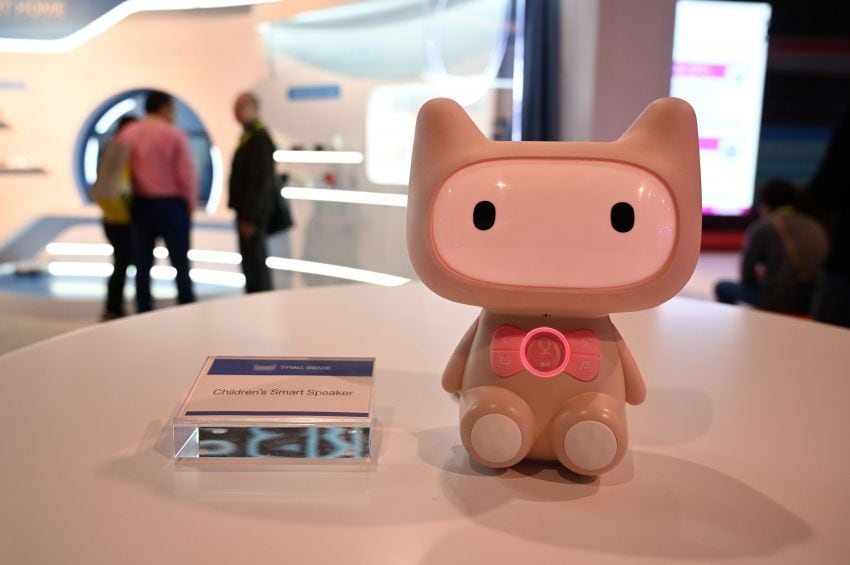 
    El parlante asistente personal de TMall Genie para niños se muestra en el stand de Alibaba en la feria de electrónica de consumo CES 2019 / AFP
   