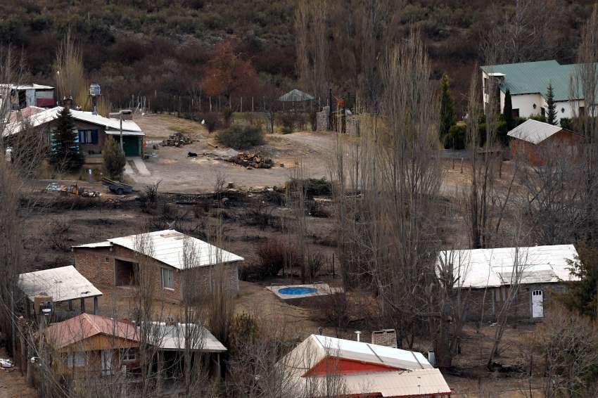 
Postal. El paso del fuego marcó la geografía del poblado y muestra como algunas viviendas se salvaron.  | Marcelo Rolland / Los Andes
   