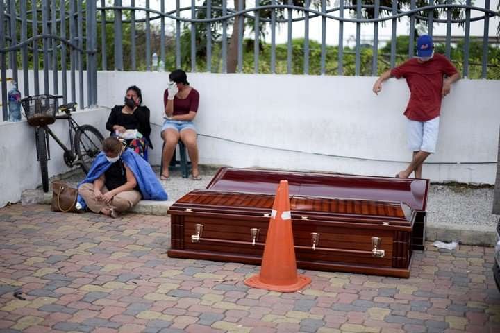 
    Muchos esperan a camiones sanitarios en las calles para no dejar a sus muertos infectados dentro de salas u hogares. - AFP
   