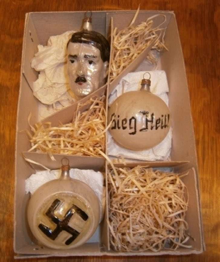 
Se llegaron a crear pequeñas cabezas de Hitler realizadas en metal para decorar, algo que desagradó al mismo Adolf y las prohibió.
