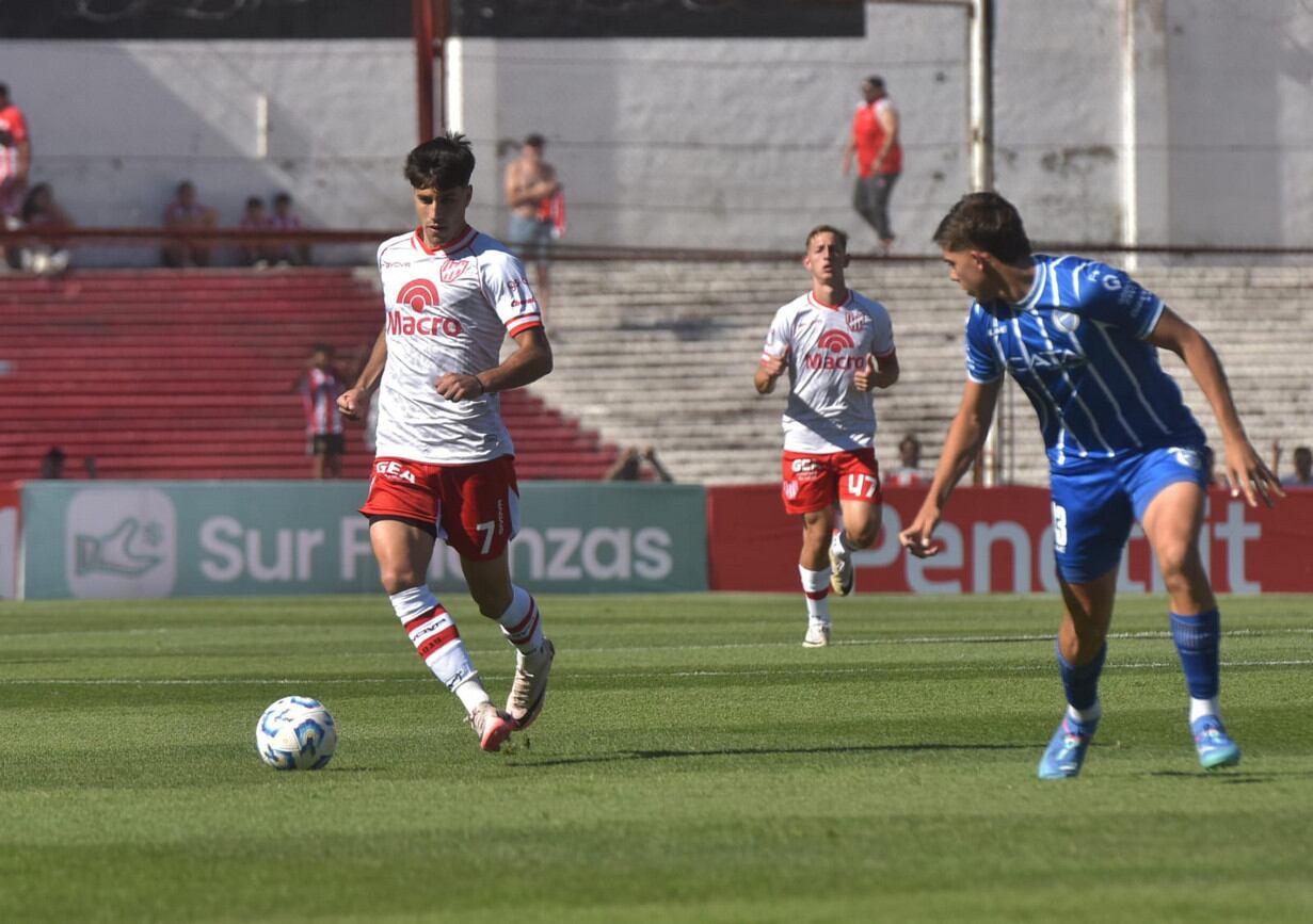 El juvenil Juan Morán, acá defendiendo ante Gregorio Rodríguez, fue determinante para cerrar su lateral sobre la izquierda.