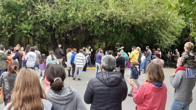 El cacerolazo fue organizado por el grupo Padres Organizados Santa Cruz.