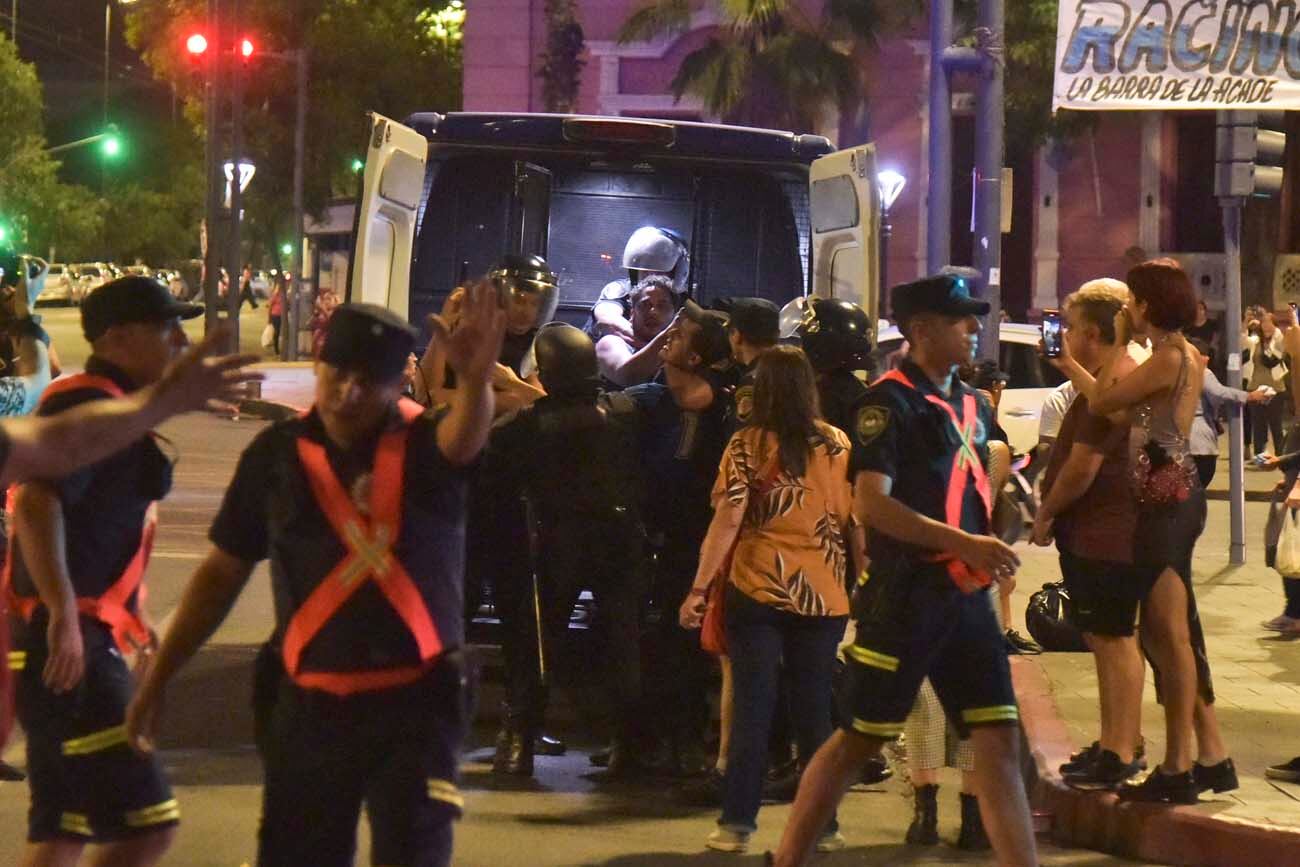 Cacerolazo en Patio Olmos contra del DNU de Milei (Facundo Luque / La Voz)