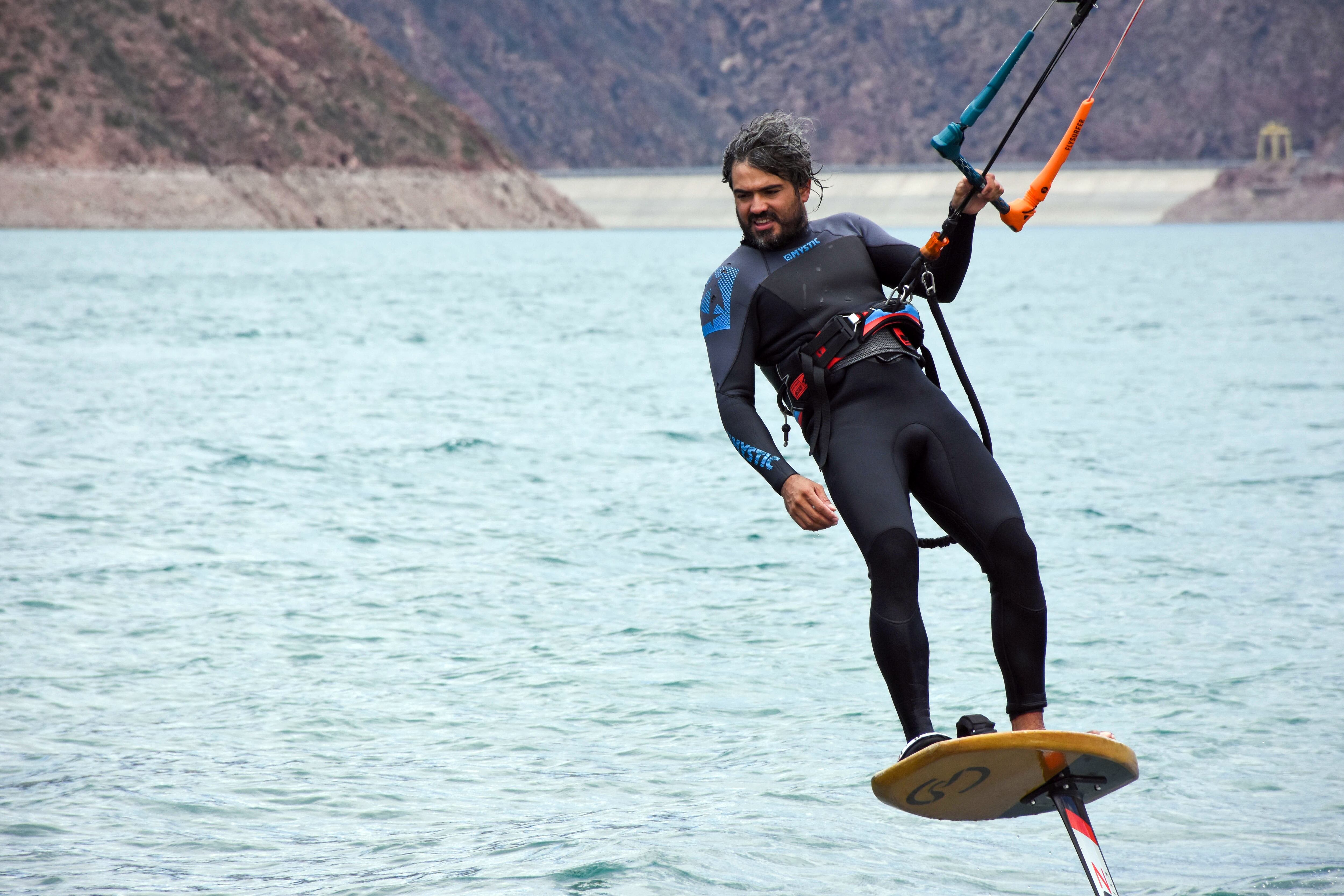 Marcos Amoretti, a puro kitesurf en el dique Potrerillos. / archivo - Mariana Villa 