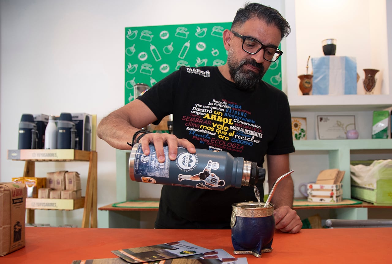 Daniel Barrera, un somelier de té y yerba. | Foto: Ramiro Gómez / Los Andes