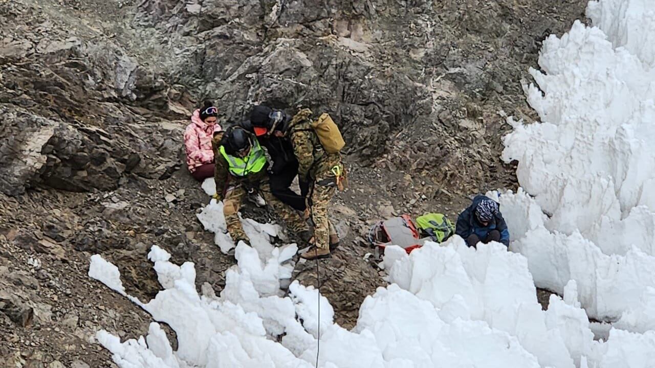 Auxiliaron y rescataron a tres andinistas argentinos a unos 4.571 metros de altura (Foto: Twitter Ejército de Chile).