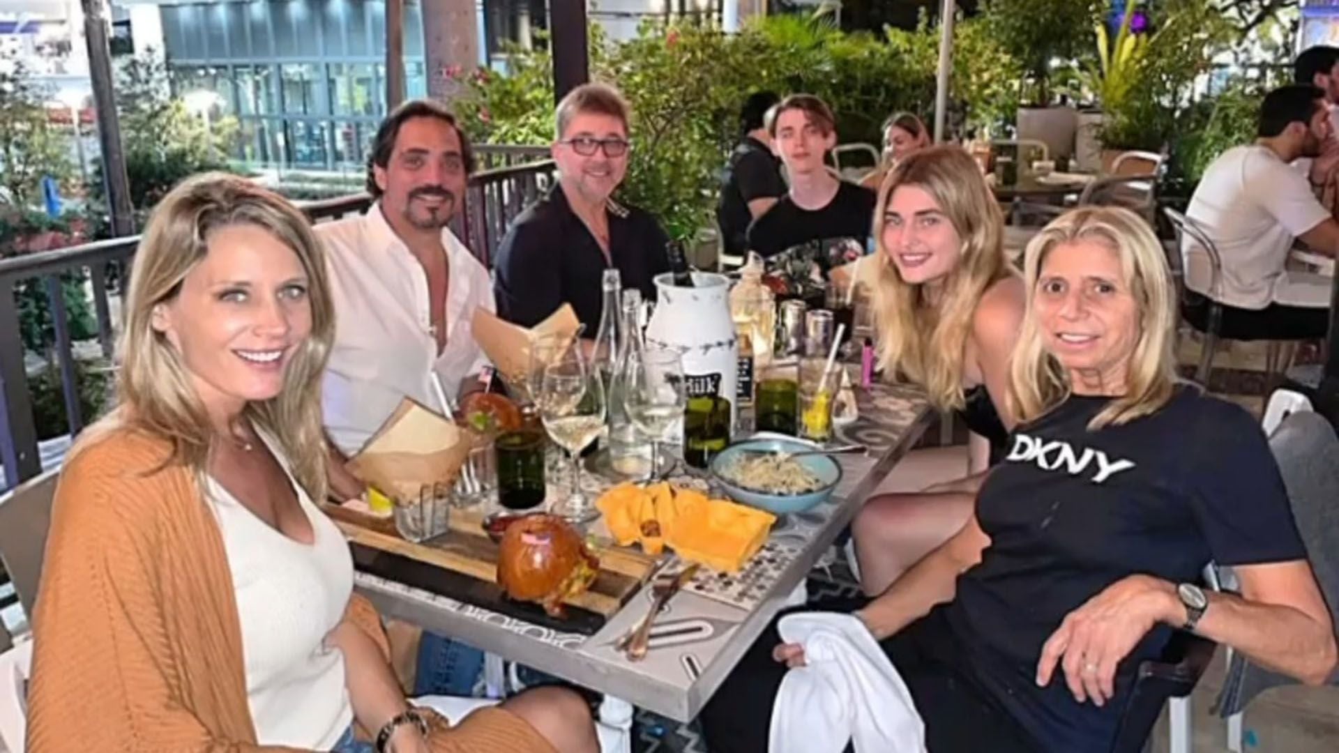 Gabriel Rydz, la ex pareja de Ricardo Fort, con Martita, Felipe y la familia. 