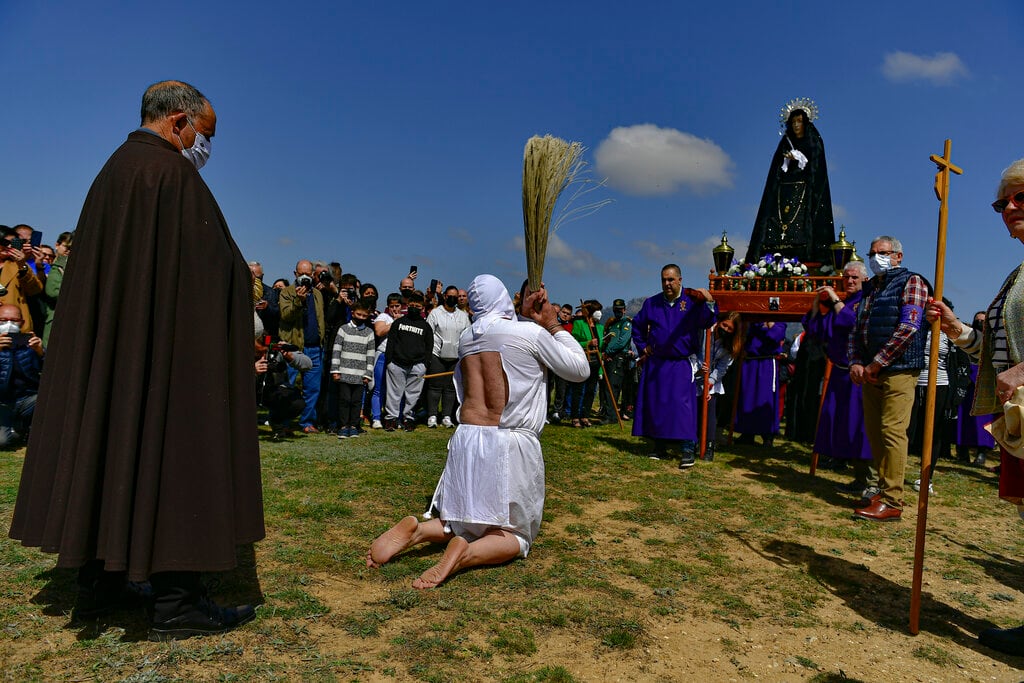 Penitentes participan en la procesión de "Los Picaos", en San Vicente de La Sonsierra, en el norte de España, el 15 de abril de 2022. (AP Foto/Álvaro Barrientos)