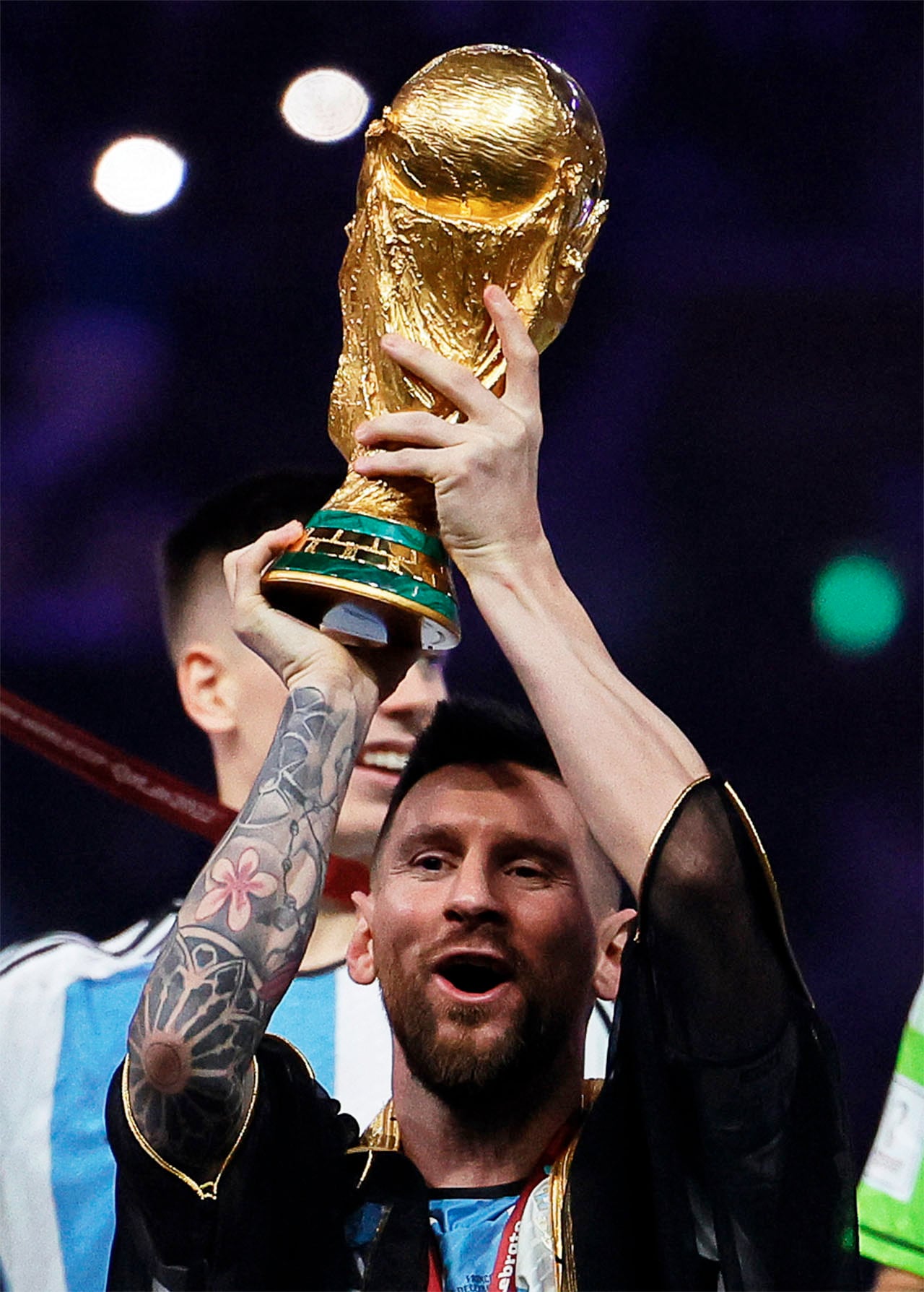 Lusail (Qatar), 18/12/2022.- Lionel Messi of Argentina lifts the trophy after winning the FIFA World Cup 2022 Final between Argentina and France at Lusail stadium, Lusail, Qatar, 18 December 2022. Argentina won 4-2 on penalties. (Mundial de Fútbol, Francia, Estados Unidos, Catar) EFE/EPA/Ronald Wittek
