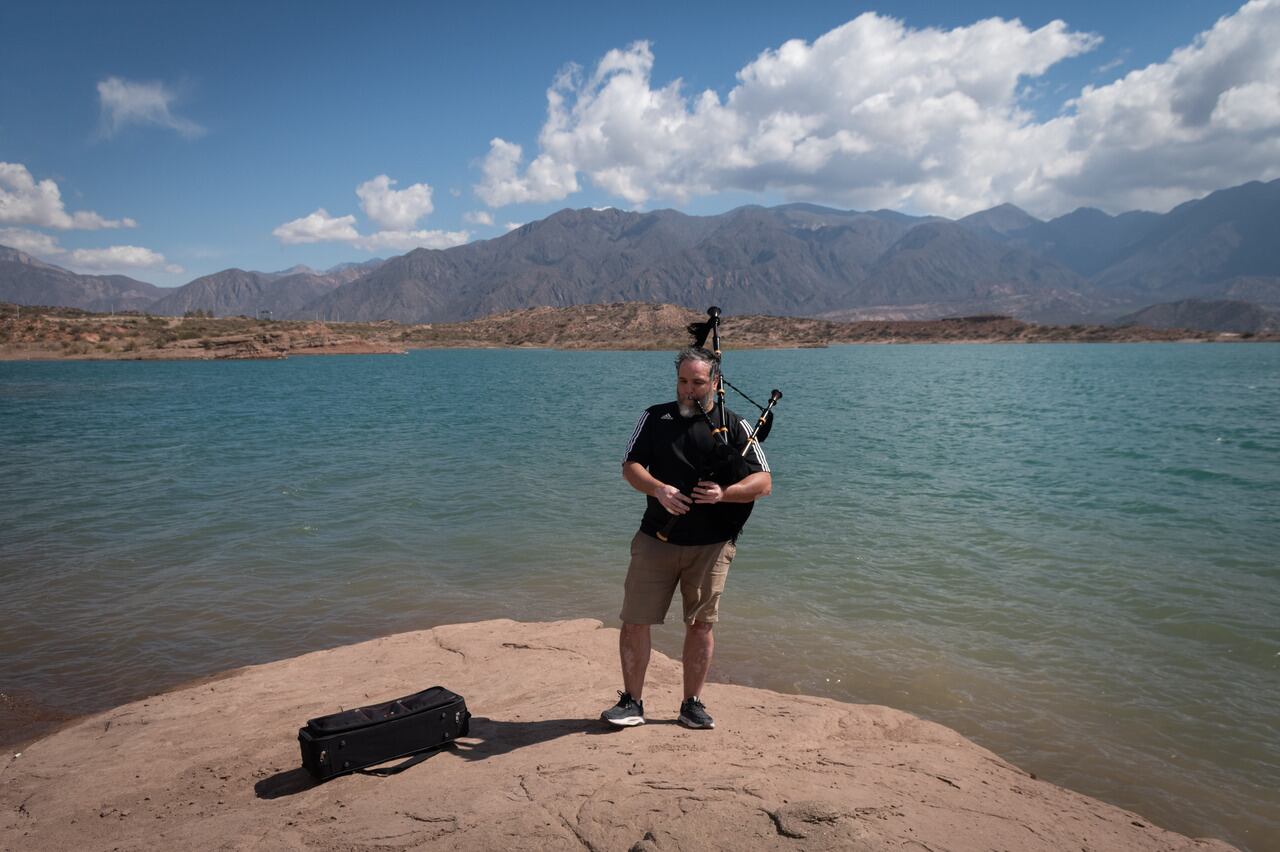 El misterioso gaitero que da una banda de sonido distinta a la montaña mendocina y atrapa con su música. Foto: Ignacio Blanco / Los Andes