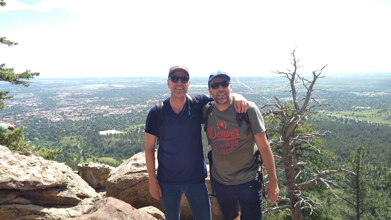 Los doctores Rafael Fernandez (ICB-CONICET y FCEN-UNCuyo) y Alfonso Saiz-Lopez (IQF-CSIC, España) en el NCAR (National Center for Atmospheric Research, Colorado, USA), durante un taller internacional sobre modelado climático (CESM-2023) en el cual presentaron el mecanismo de retroalimentación AANE recientemente publicado en la prestigiosa revista Nature.