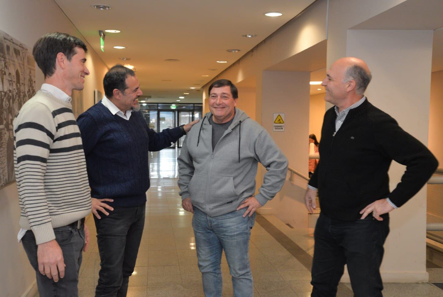 El candidato a gobernador se sacó la "foto de la unidad" con sus competidores de la PASO.