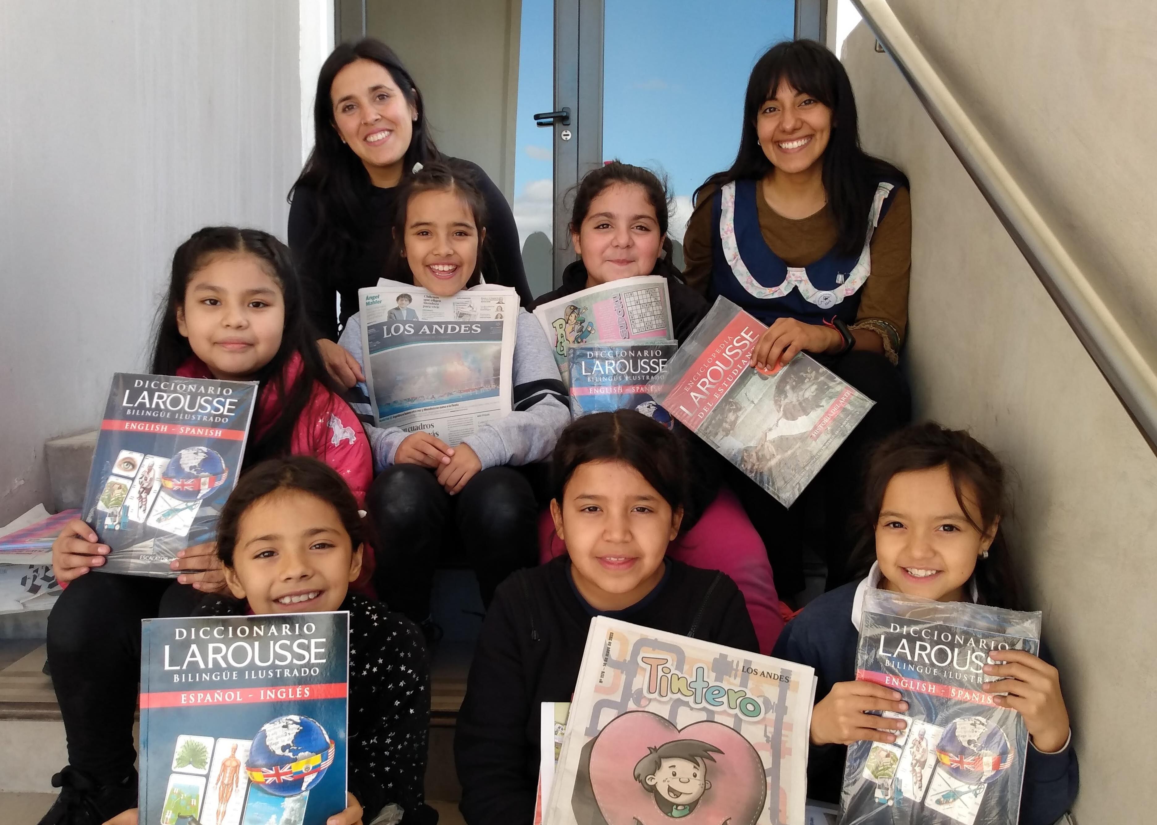 Sol, Alma, Guada, Luana, Guadalupe, Jazmín y Zaira, acompañados por Abril Giangiobe, su docente.

