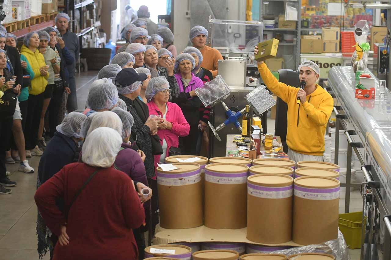 La capacidad hotelera en Mendoza con un porcentaje muy alto de ocupación por el fin de semana extra largo. 
Turistas de Buenos Aires visitan la fábrica Chocolezza.
Julián, guía y explica el proceso de los alfajores a los visitantes.
 Foto: José Gutierrez / Los Andes 