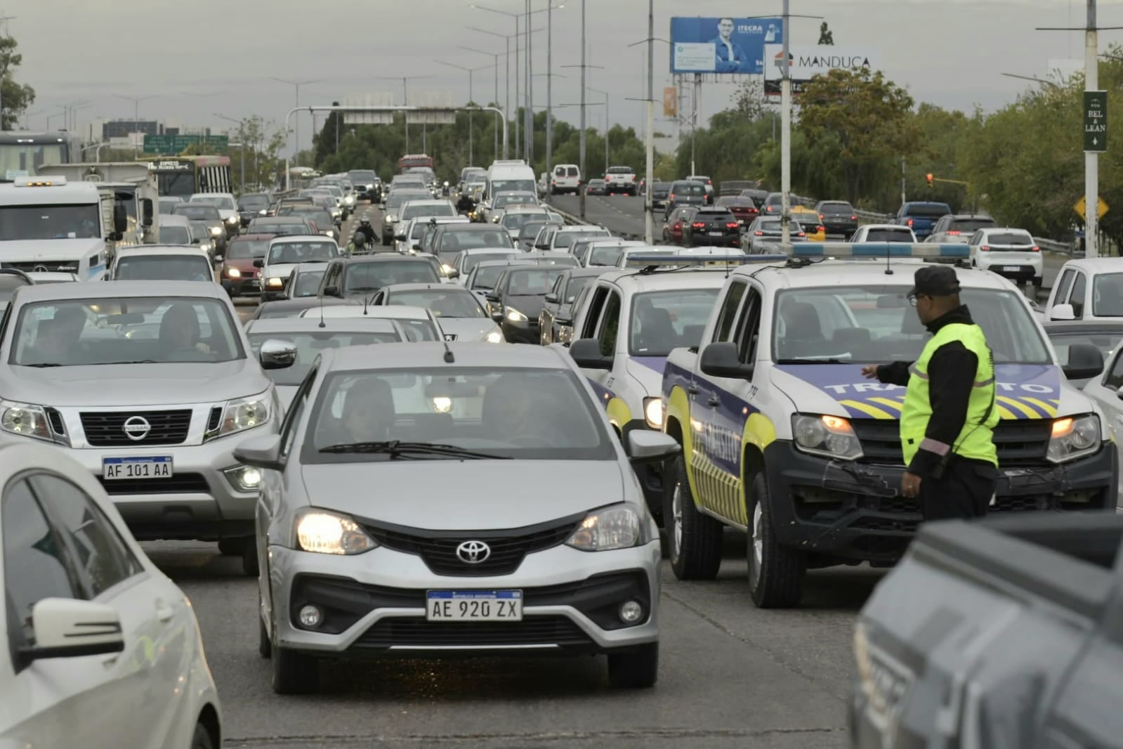 Camión roto y detenido en el Acceso Este, a metros del Nudo Vial. Demoras y filas de vehículos. Foto: Orlando Pelichotti / Los Andes