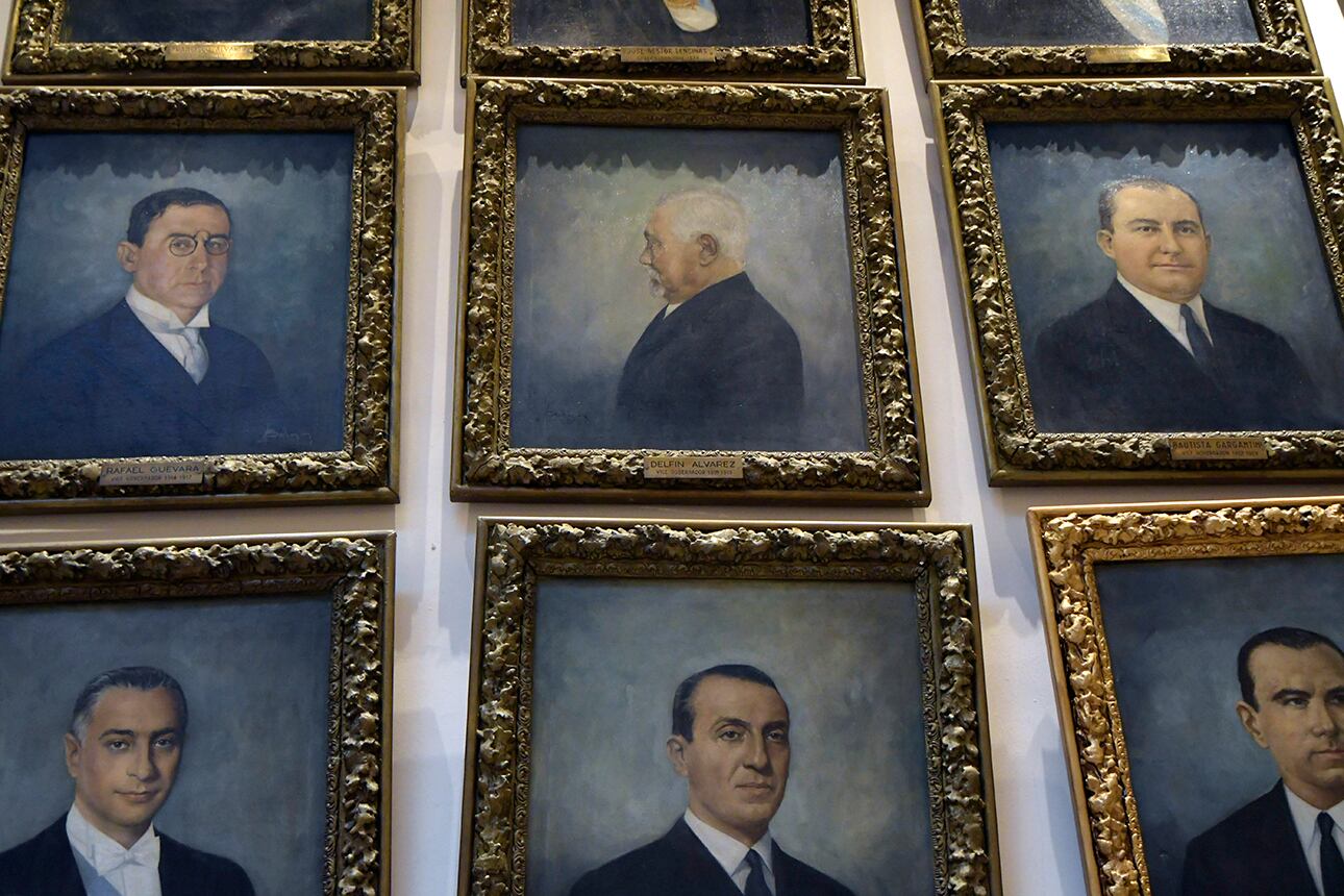 Curiosidad en la Pinacoteca del Salón los Pasos Perdidos de la Legislatura Provincial y el retrato del vicegobernador Delfín Álvarez. Foto:  Orlando Pelichotti