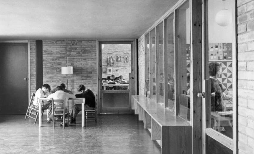 
    Escuela Sant Jordi en Pineda (España,1967-69) de Martorell, Bohigas y Mackay (Fuente: Archivo MBM Arquitectes)
   