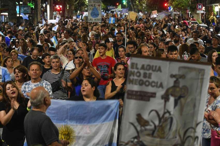 
José Gutiérrez / 26 de diciembre | Una multitud de personas se juntaron en San Martín y Peatonal Sarmiento de Ciudad para reclamar por la protección del agua y para que no se modifique la Ley 7722.
   