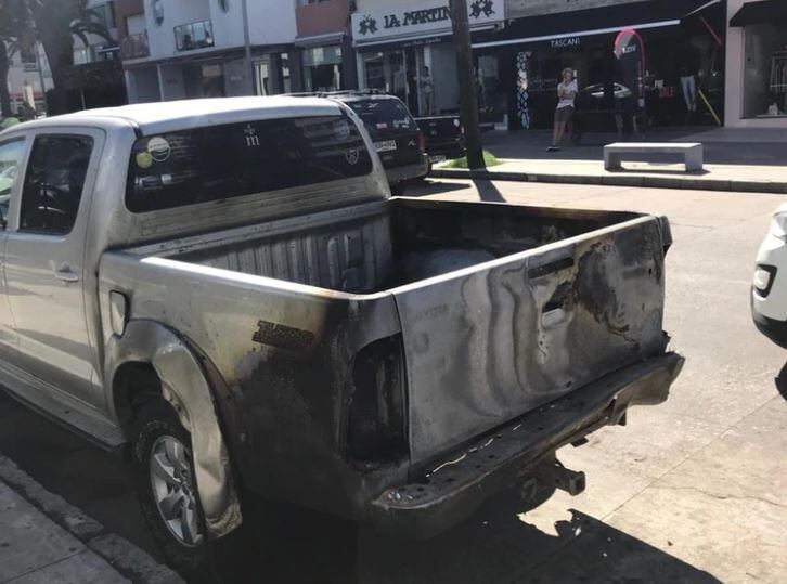 
    La camioneta embestida por Bianchi también sufrió las consecuencias del fuego. / gentileza
   