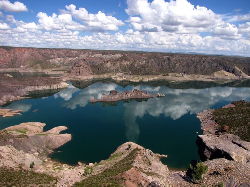 
Valle Grande. Este lago, que integra la misma zona que el otro lugar elegido, ofrece un “submarino” rocoso como curiosidad. | Gentileza
   