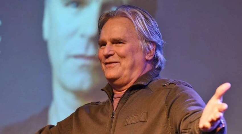 
    Irreconocible. Richard Dean Anderson, en una de sus últimas apariciones.
   