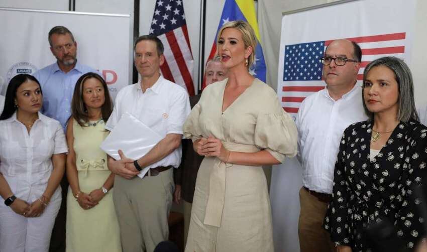 
Ivanka en Colombia, junto a un grupo de exiliados venezolanos. | AP
   