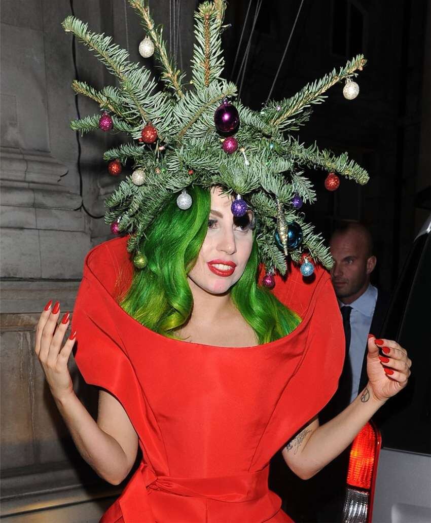 
Lady Gaga disfrazada de árbol de navidad.  | Imagen web
   