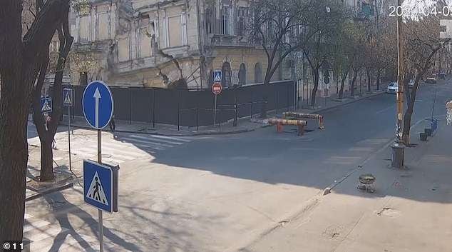 
    El edificio tenía 130 y estaba en proceso de restauración.
   