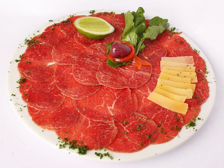 Carpaccio de lomo con langostinos