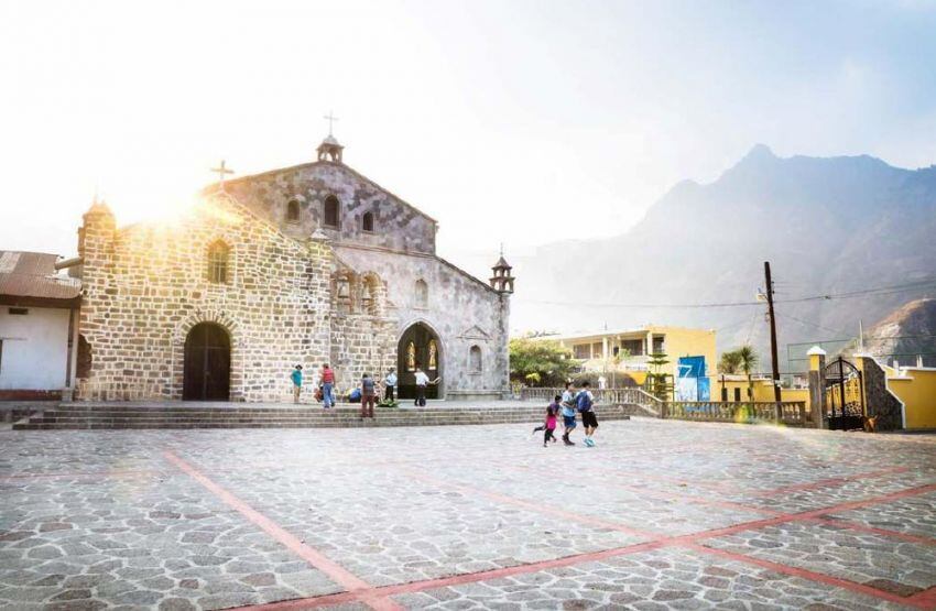 
    Iglesias. Una de las decenas de capillas antiguas, esta es la de San Juan de la Laguna, lago Atitlán
   