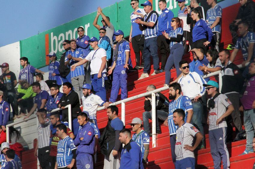 
El aguante. Buena cantidad de hinchas bodegueros acompañaron al equipo en su incursiónpor Alta Córdoba. | Fotoreporter
   