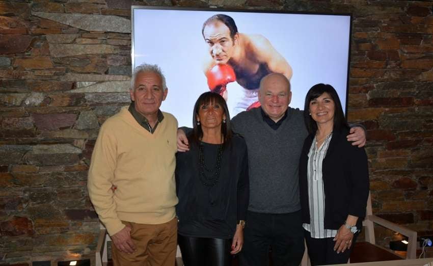 
Descendencia. Los hijos de Nicolino, Lolo, Ana María y Nancy, junto al organizador del homenaje al “Intocable”. | Gentileza
   