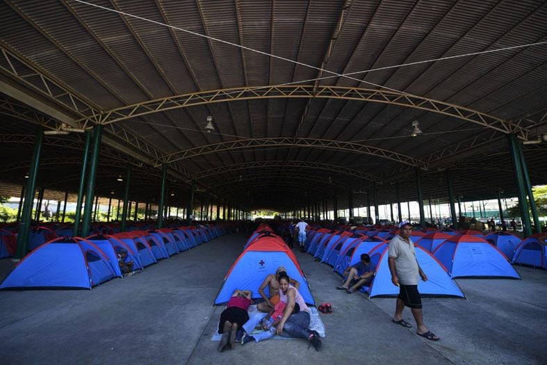 
Migrantes | Los migrantes hondureños descansan en tiendas de campaña en la sede de la Feria Internacional Mesoamericana en Tapachula, estado de Chiapas. / AFP
   