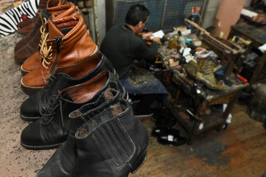 
Al paso. Los especialistas en acondicionar zapatos y zapatillas están trabajando a full en esta época. | José Gutiérrez / Los Andes
   